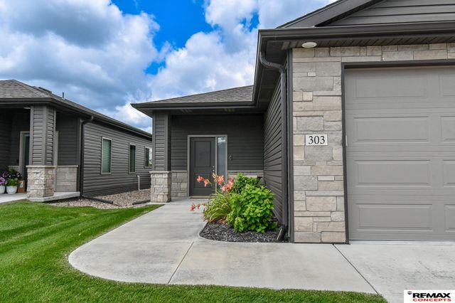 303 Half Moon Drive, Lincoln, NE 68527