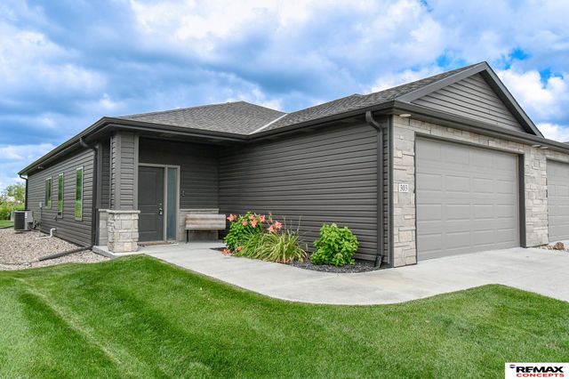 303 Half Moon Drive, Lincoln, NE 68527