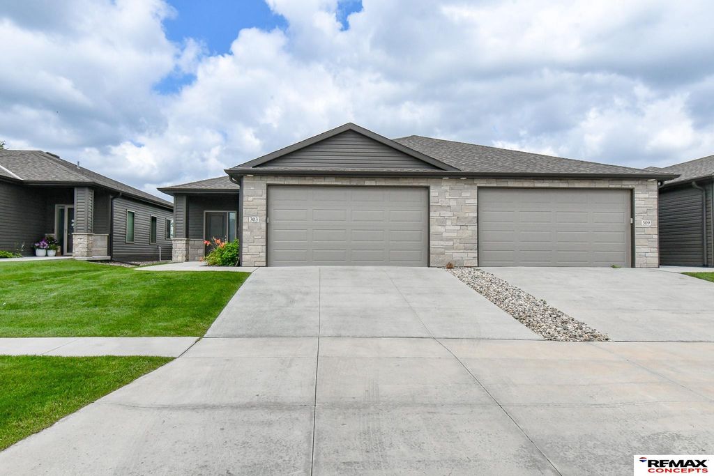 303 Half Moon Drive, Lincoln, NE 68527
