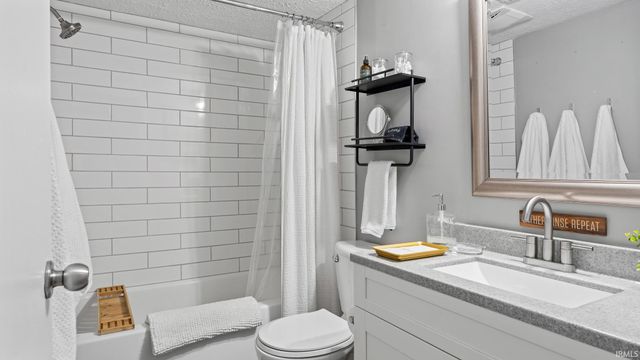 9006 S Pointe Ridge Ln Unit 4, Bloomington, IN 47401