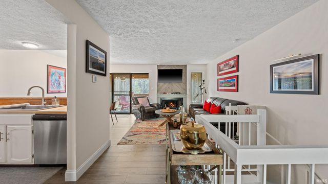 9006 S Pointe Ridge Ln Unit 4, Bloomington, IN 47401