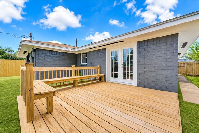 2614 7th Avenue N, Texas City, TX 77590