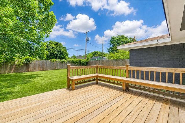 2614 7th Avenue N, Texas City, TX 77590