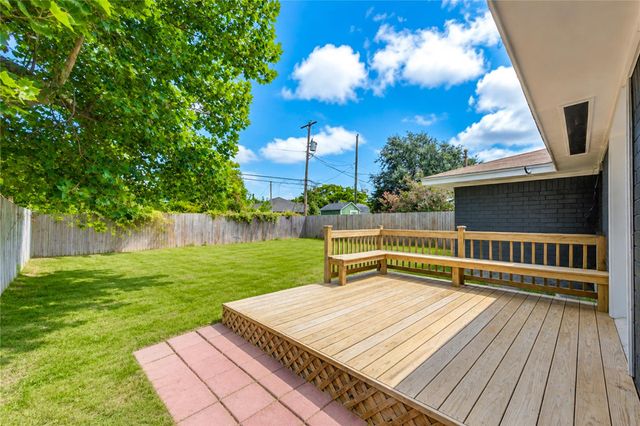 2614 7th Avenue N, Texas City, TX 77590