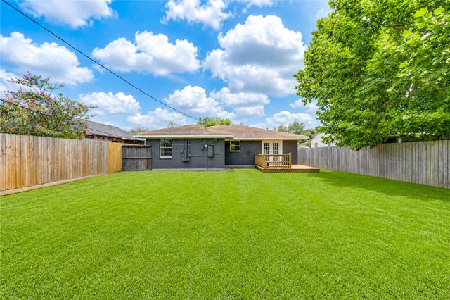 2614 7th Avenue N, Texas City, TX 77590
