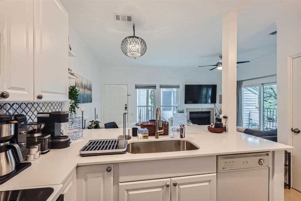 802 S 1st ST 215, Austin, TX 78704