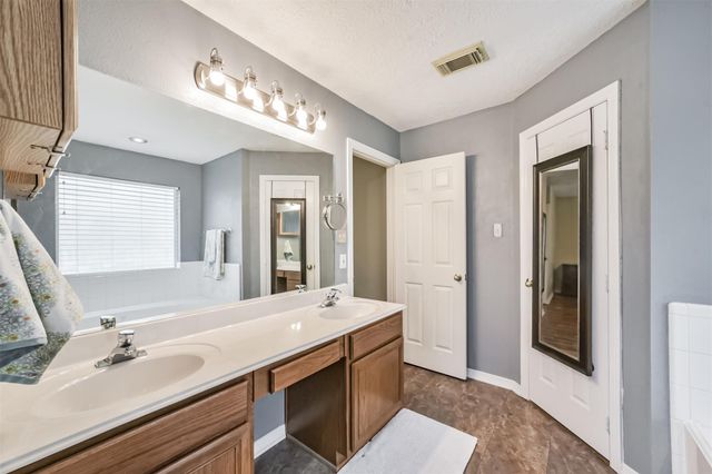 2723 Indian Mound Trail, Crosby, TX 77532