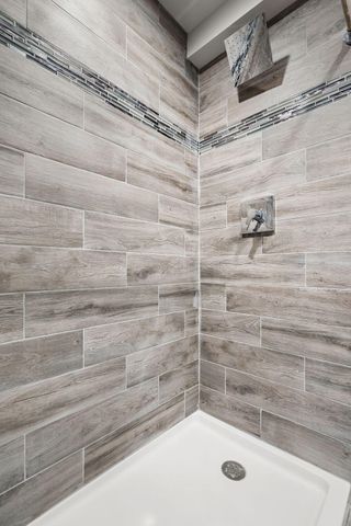 1089 Lakeview Drive, Hobart, IN 46342