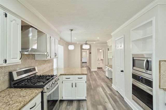 102 Springs Edge Drive, Montgomery, TX 77356