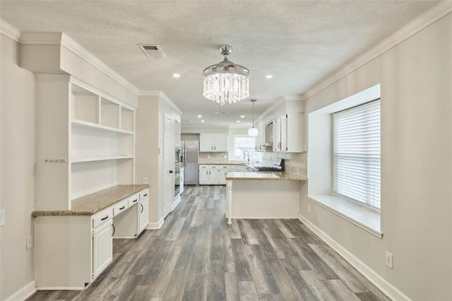 102 Springs Edge Drive, Montgomery, TX 77356