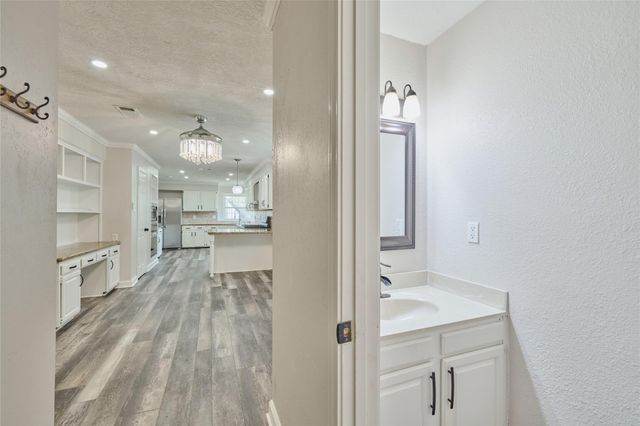 102 Springs Edge Drive, Montgomery, TX 77356