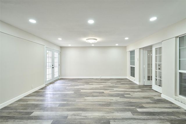 102 Springs Edge Drive, Montgomery, TX 77356