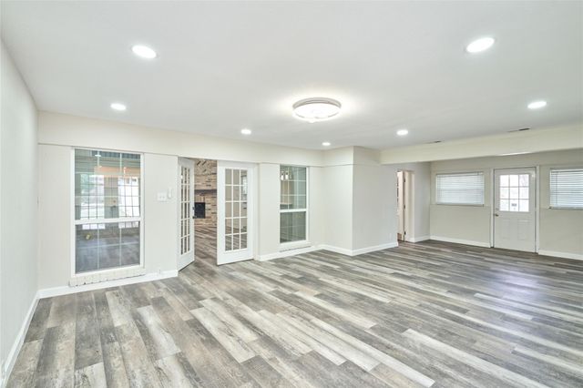 102 Springs Edge Drive, Montgomery, TX 77356