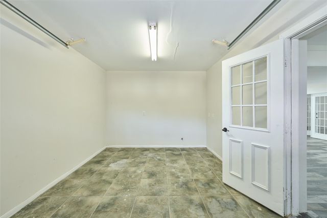 102 Springs Edge Drive, Montgomery, TX 77356