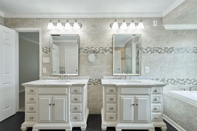 102 Springs Edge Drive, Montgomery, TX 77356