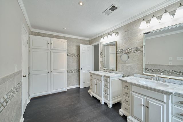 102 Springs Edge Drive, Montgomery, TX 77356