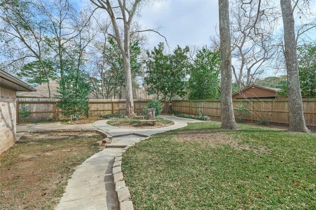 102 Springs Edge Drive, Montgomery, TX 77356