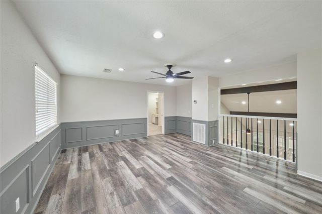 102 Springs Edge Drive, Montgomery, TX 77356