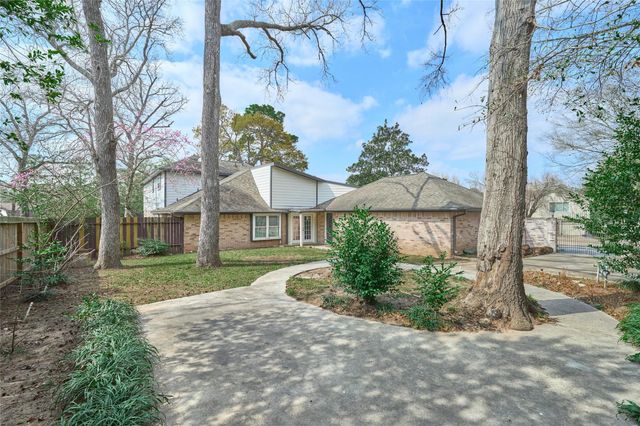 102 Springs Edge Drive, Montgomery, TX 77356