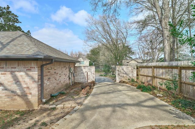 102 Springs Edge Drive, Montgomery, TX 77356