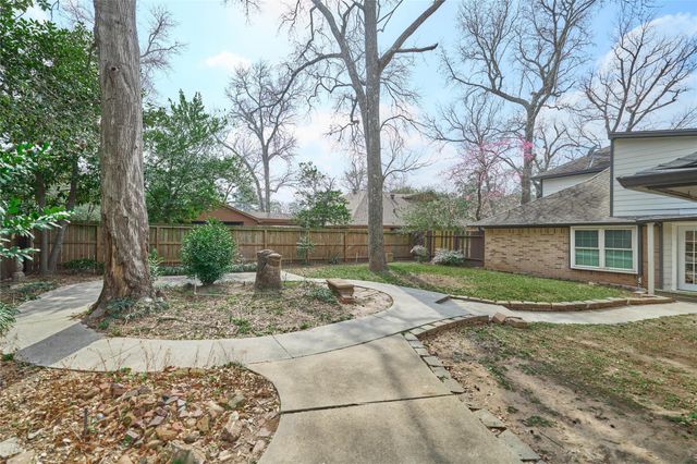 102 Springs Edge Drive, Montgomery, TX 77356