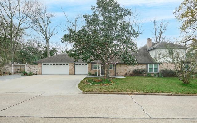 102 Springs Edge Drive, Montgomery, TX 77356