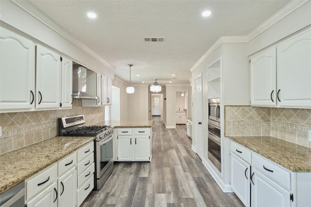 102 Springs Edge Drive, Montgomery, TX 77356