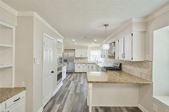 102 Springs Edge Drive, Montgomery, TX 77356