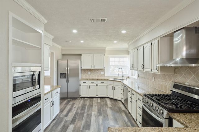 102 Springs Edge Drive, Montgomery, TX 77356