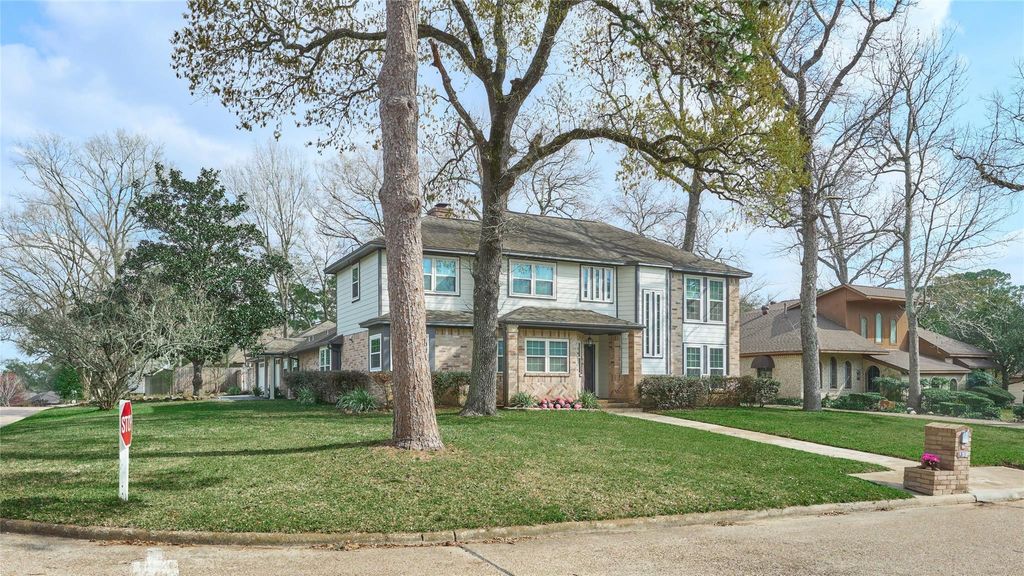 102 Springs Edge Drive, Montgomery, TX 77356