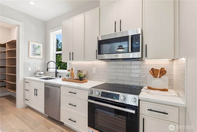 6206 43rd Avenue NE, Seattle, WA 98115