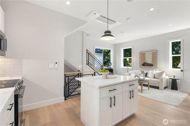 6206 43rd Avenue NE, Seattle, WA 98115