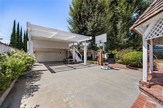 6233 Orion Avenue, Van Nuys, CA 91411