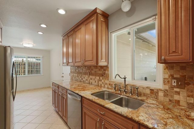 18966 Arrowhead Dr, Lockeford, CA 95237