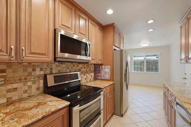 18966 Arrowhead Dr, Lockeford, CA 95237