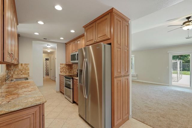 18966 Arrowhead Dr, Lockeford, CA 95237