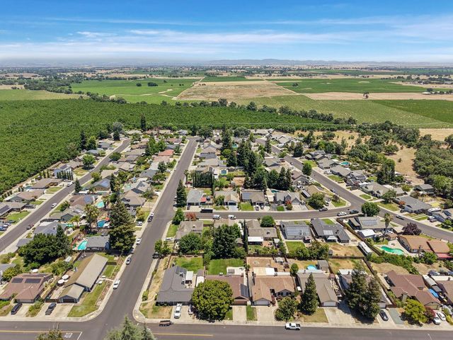 18966 Arrowhead Dr, Lockeford, CA 95237
