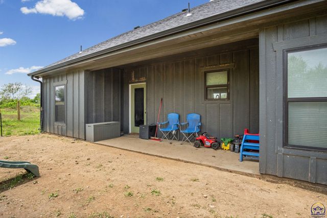 1714 SE Herschell RD, Tecumseh, KS 66542