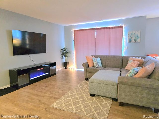 10228 Nancys Boulevard 40, Grosse Ile, MI 48138