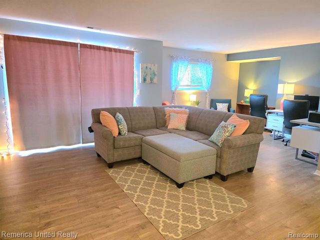 10228 Nancys Boulevard 40, Grosse Ile, MI 48138