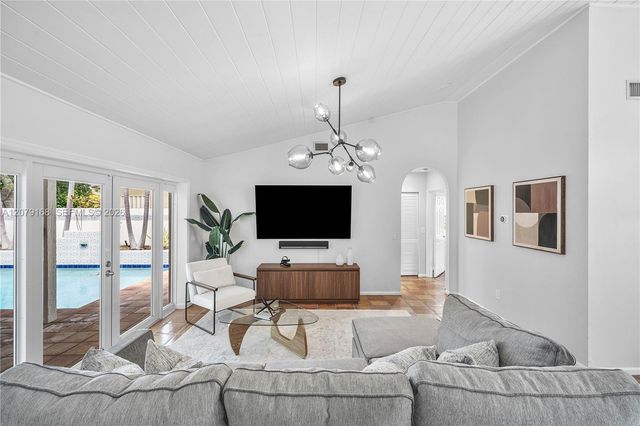 1015 SE 11th Court, Fort Lauderdale, FL 33316