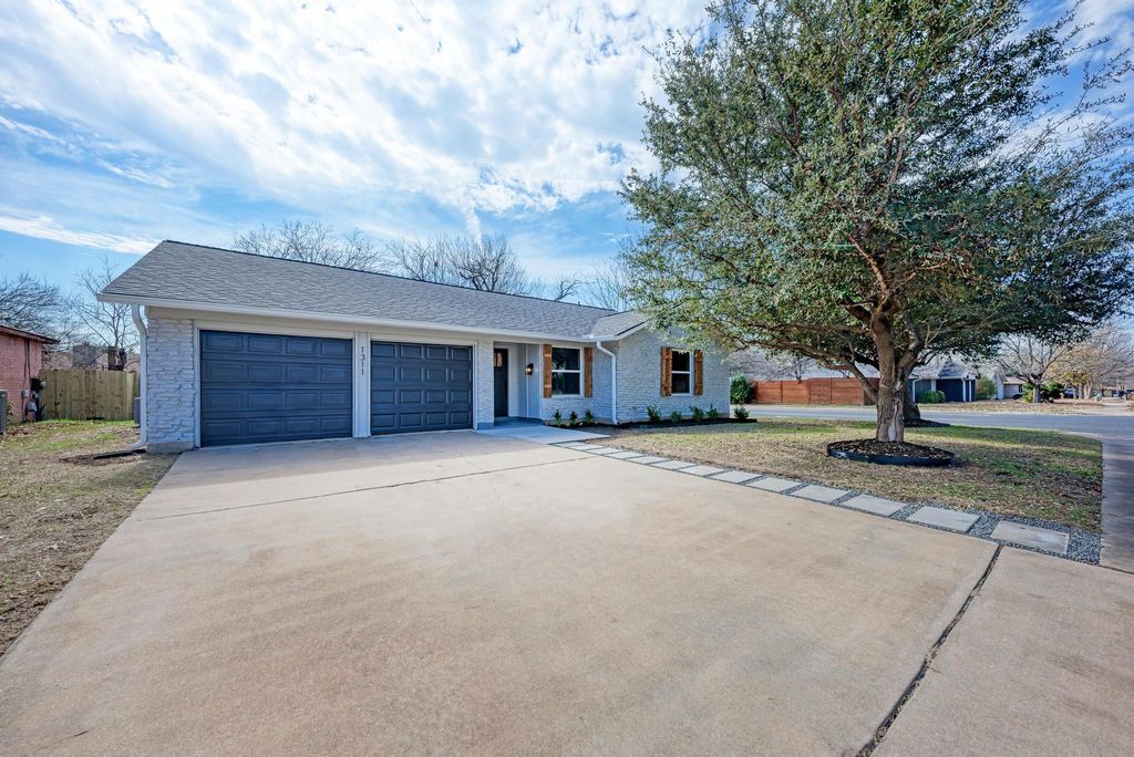 1311 Meadgreen DR, Austin, TX 78758