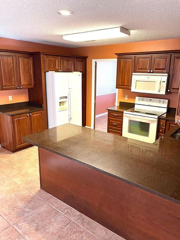 818 Wimbledon Dr, Dothan, AL 36305