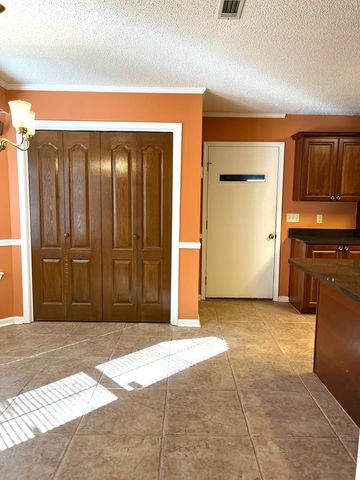 818 Wimbledon Dr, Dothan, AL 36305