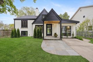 33 Chestnut Avenue, Clarendon Hills, IL 60514