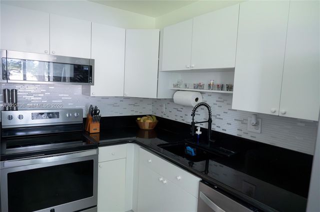508 Gardens Dr 202, Pompano Beach, FL 33069