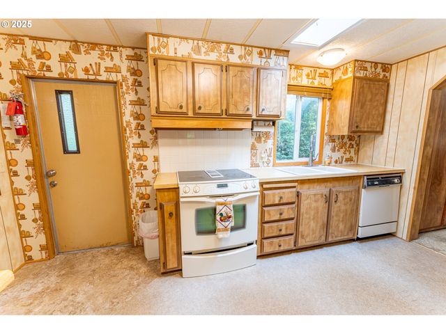 1600 RHODODENDRON Dr 207, Florence, OR 97439