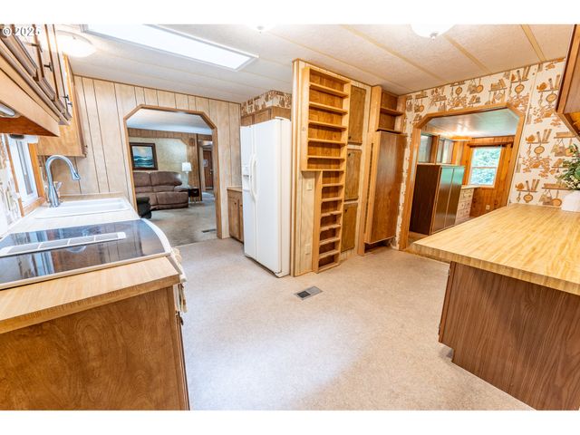 1600 RHODODENDRON Dr 207, Florence, OR 97439