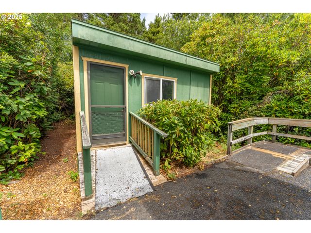 1600 RHODODENDRON Dr 207, Florence, OR 97439