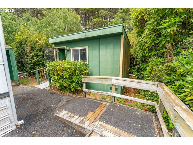 1600 RHODODENDRON Dr 207, Florence, OR 97439